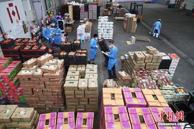 (上海战疫录)探访上海大型农产品批发市场:"无接触"采购、日均交易千余吨